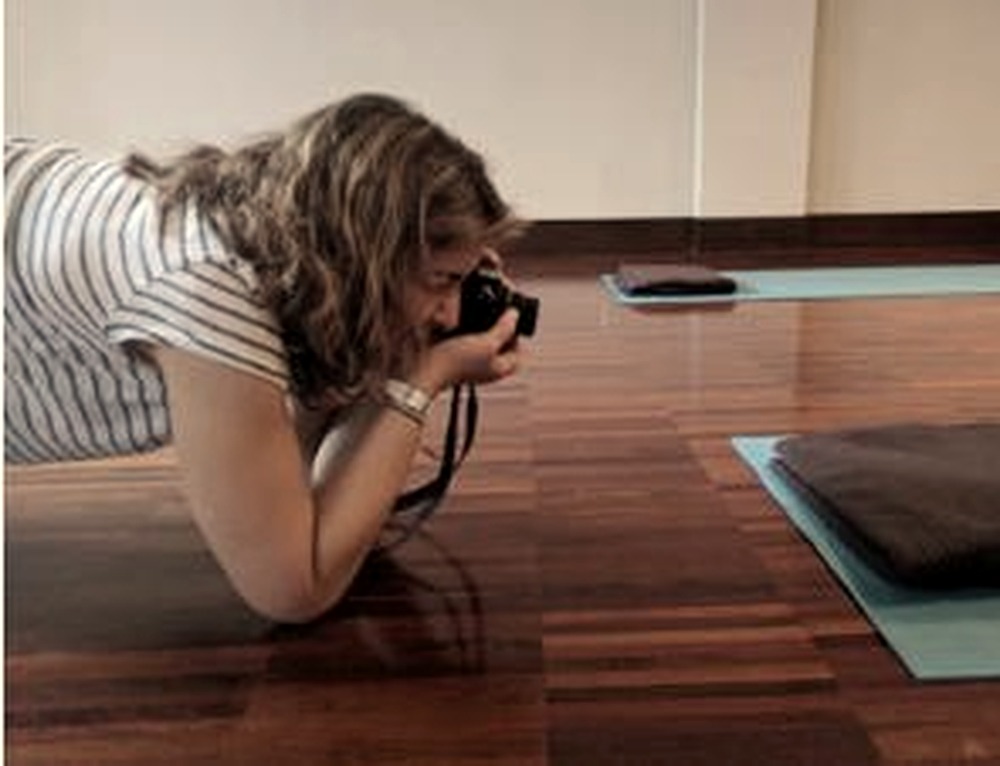 Voluntaria fotografiando la sala de meditación del centro