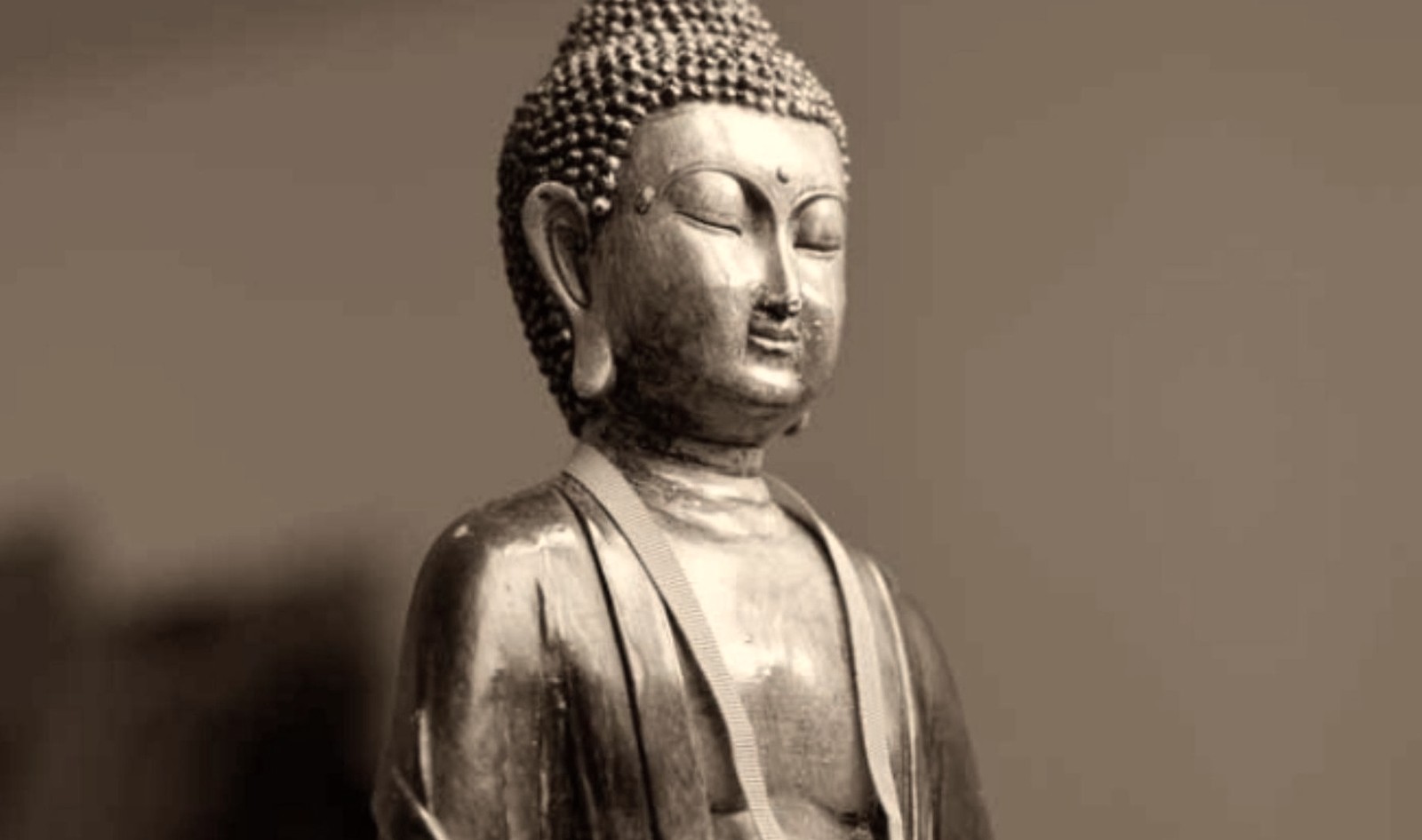 Estatua dorada del Buda Sakyamuni en actitud de meditación serena