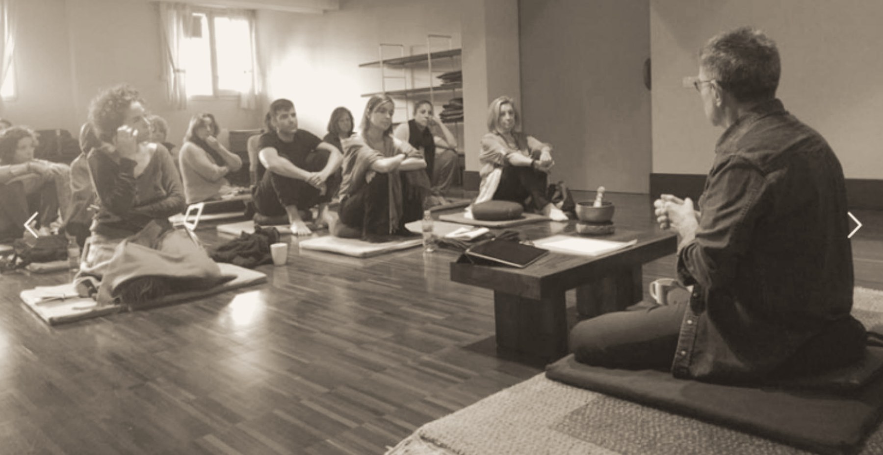 Sesión de meditación en grupo guiada por un instructor en el centro Dharmadhatu