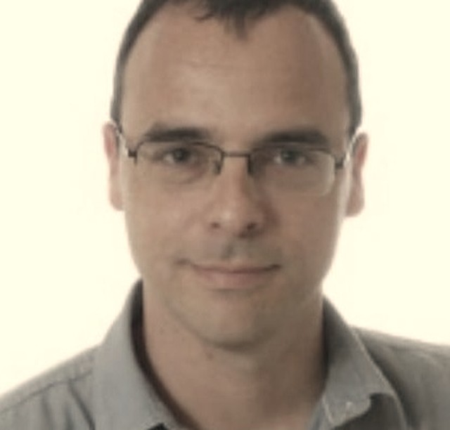 Retrato de Nicolás Viñés, profesor de budismo en Dharmadhatu
